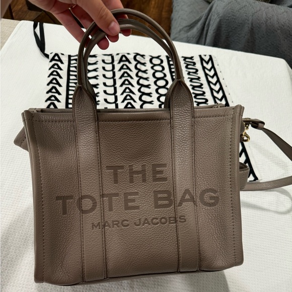 THE LEATHER MEDIUM TOTE BAG - Picture 1 of 9
